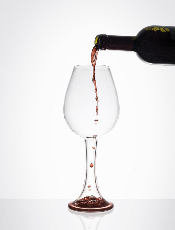 Vino rosso versato in calice