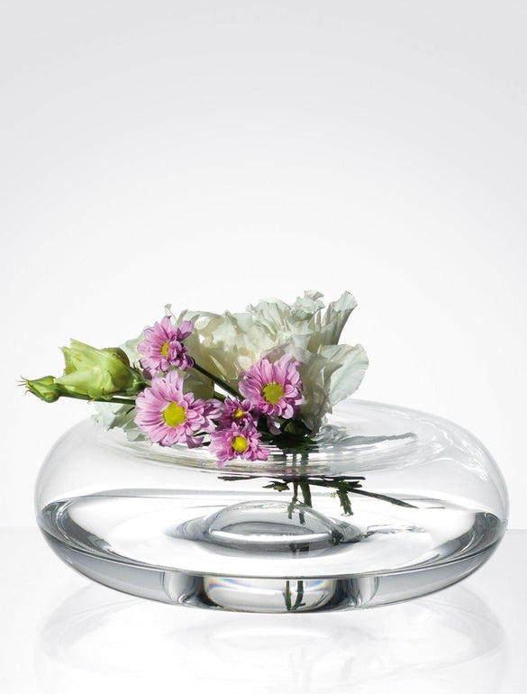 Fiori in vaso di vetro trasparente
