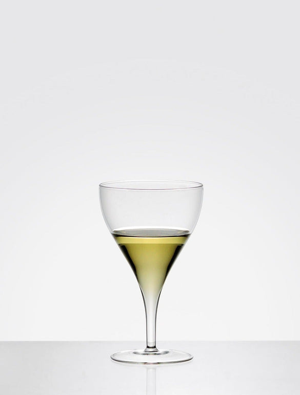 Bicchiere di vino bianco su tavolo