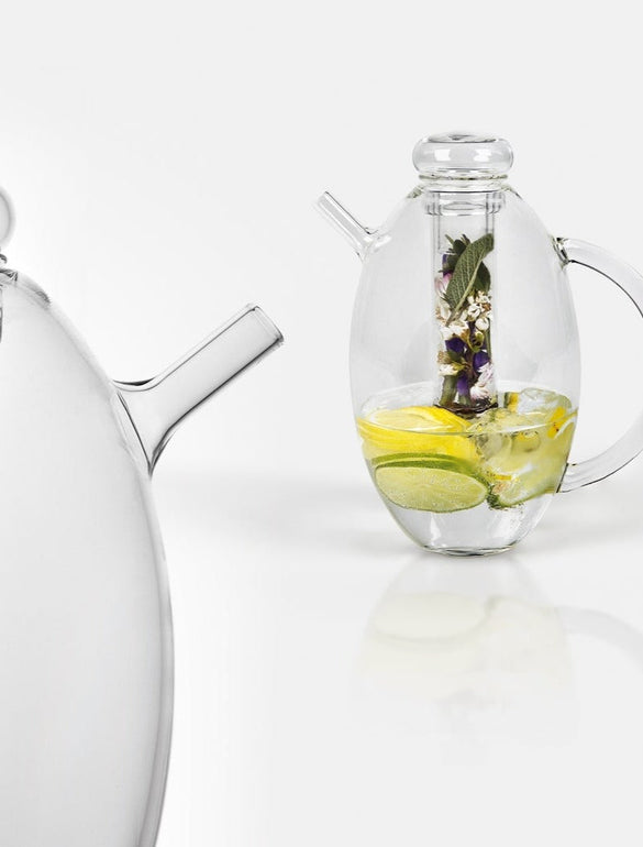 Teiera di vetro con infuso agrumato
