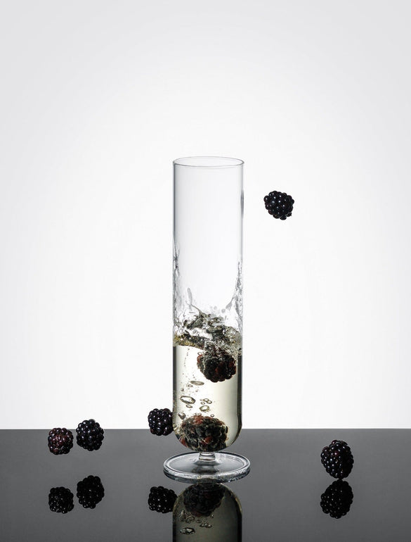 Calice con more e liquido frizzante