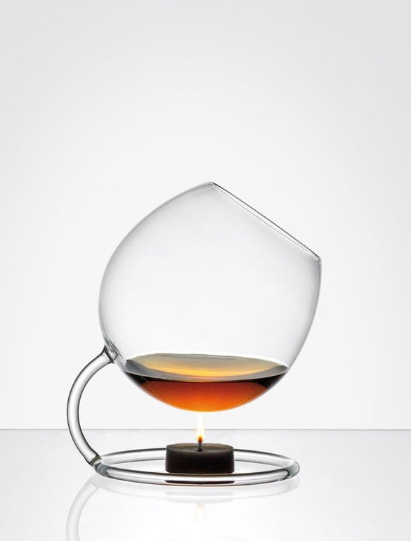 Bicchiere di cognac su supporto