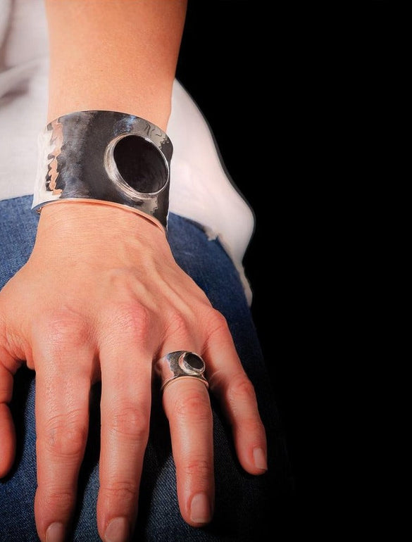 Bracciale e anello in metallo