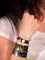 Bracciali metallici con pietre colorate