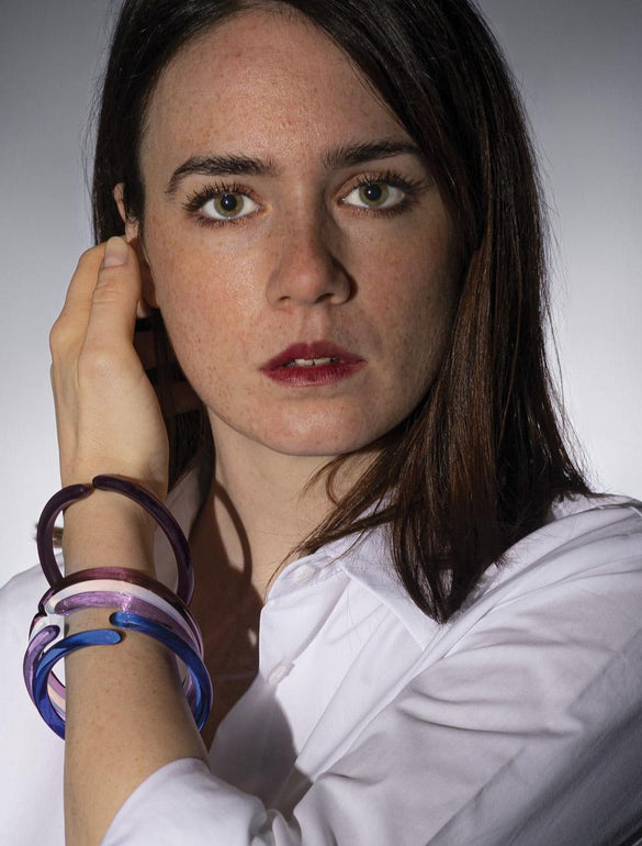 Donna con camicia bianca e bracciali
