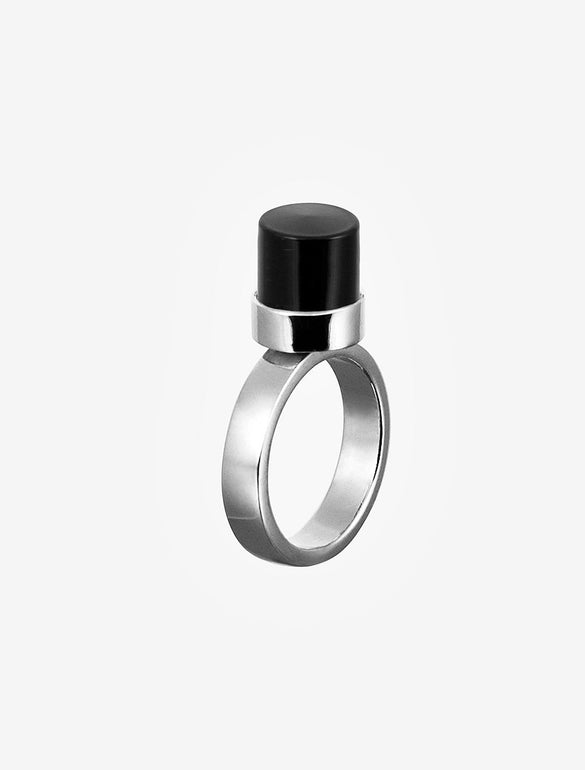 Anello moderno con pietra nera