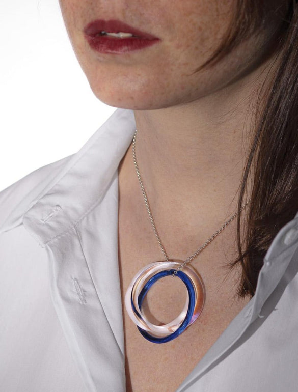 Collana con ciondolo moderno colorato
