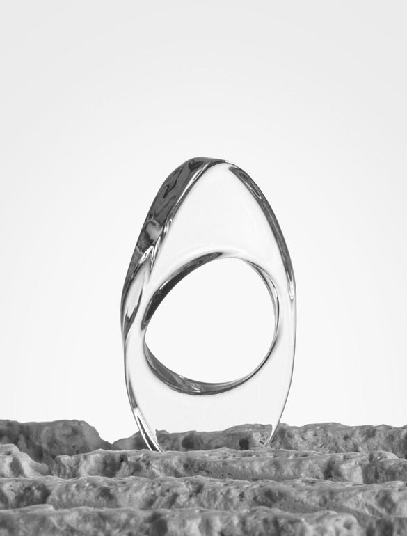 Infinito, oval ring in glass