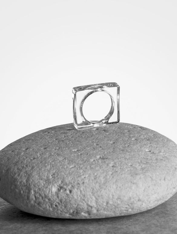 Anello quadrato su pietra grigia