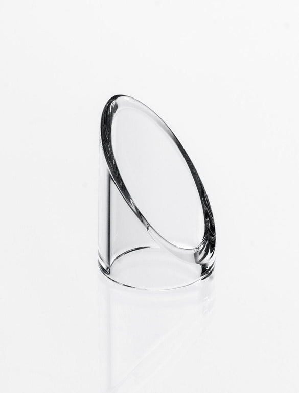 Anello trasparente su sfondo bianco