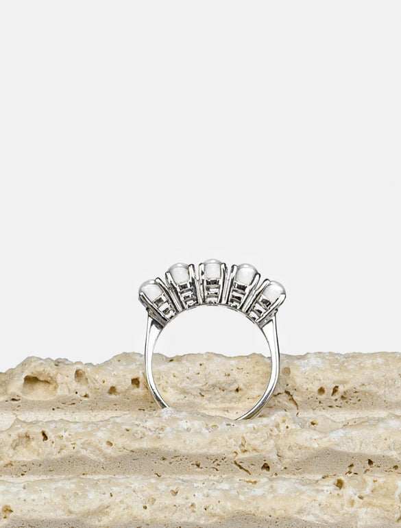 Anello d'argento su pietra beige