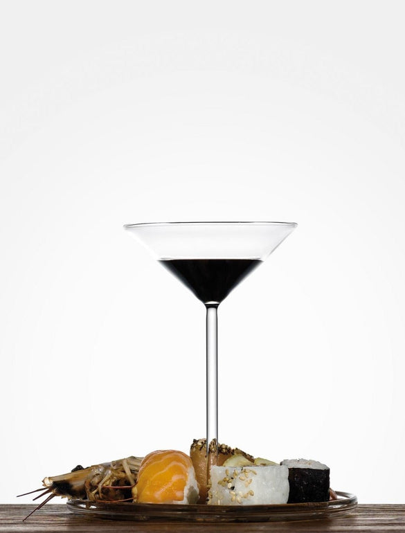 Calice di vino con sushi misto
