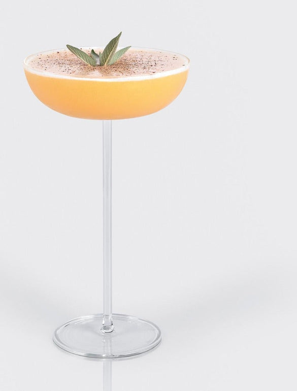 Cocktail arancione con decorazione sage