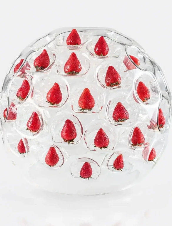 Fragole incorporate in sfera di vetro