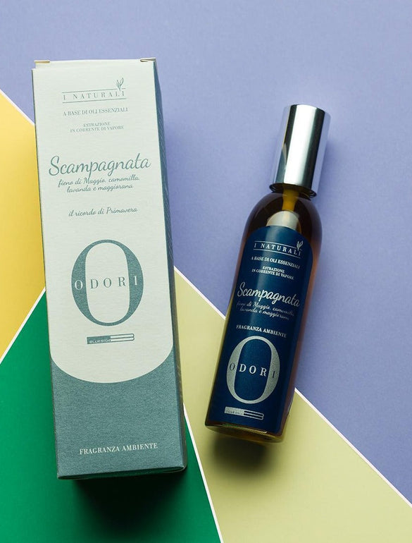 Profumo ambiente su sfondo colorato