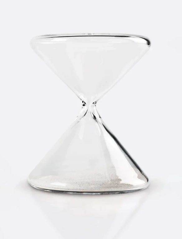 Clessidra trasparente su sfondo bianco