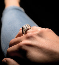 Pinkie, design ring in glass and silver, tube-shaped
