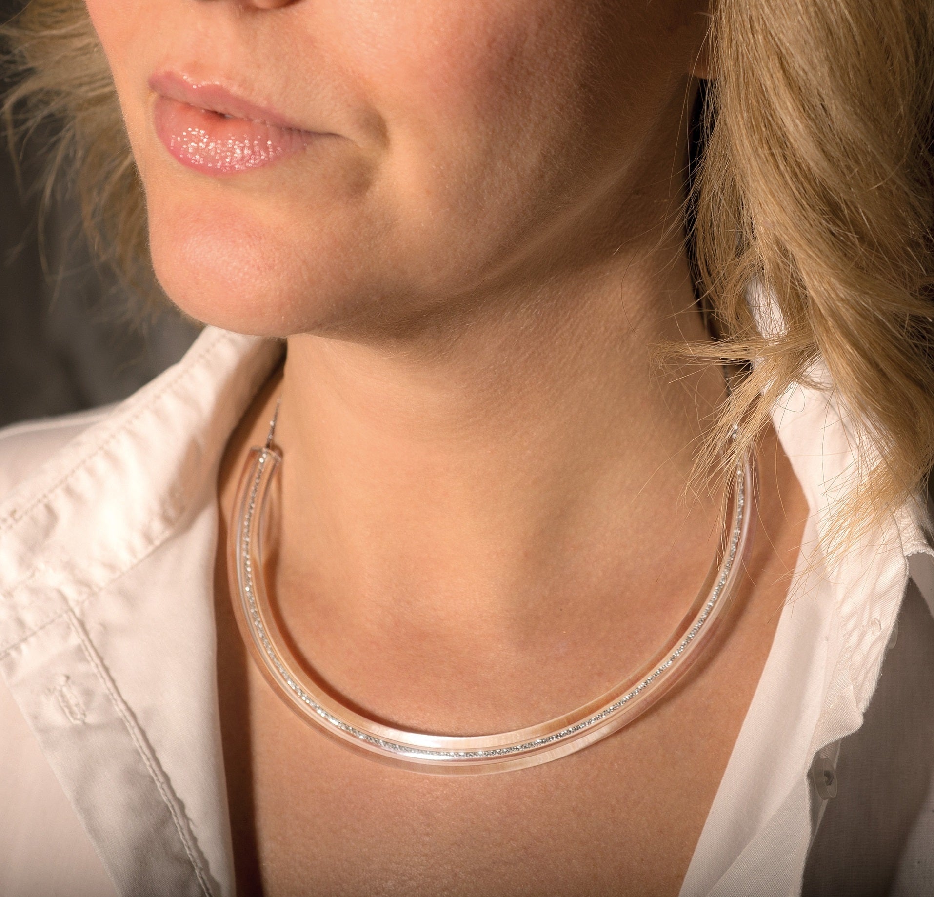 Janet, tubular collar necklace in glass and silver