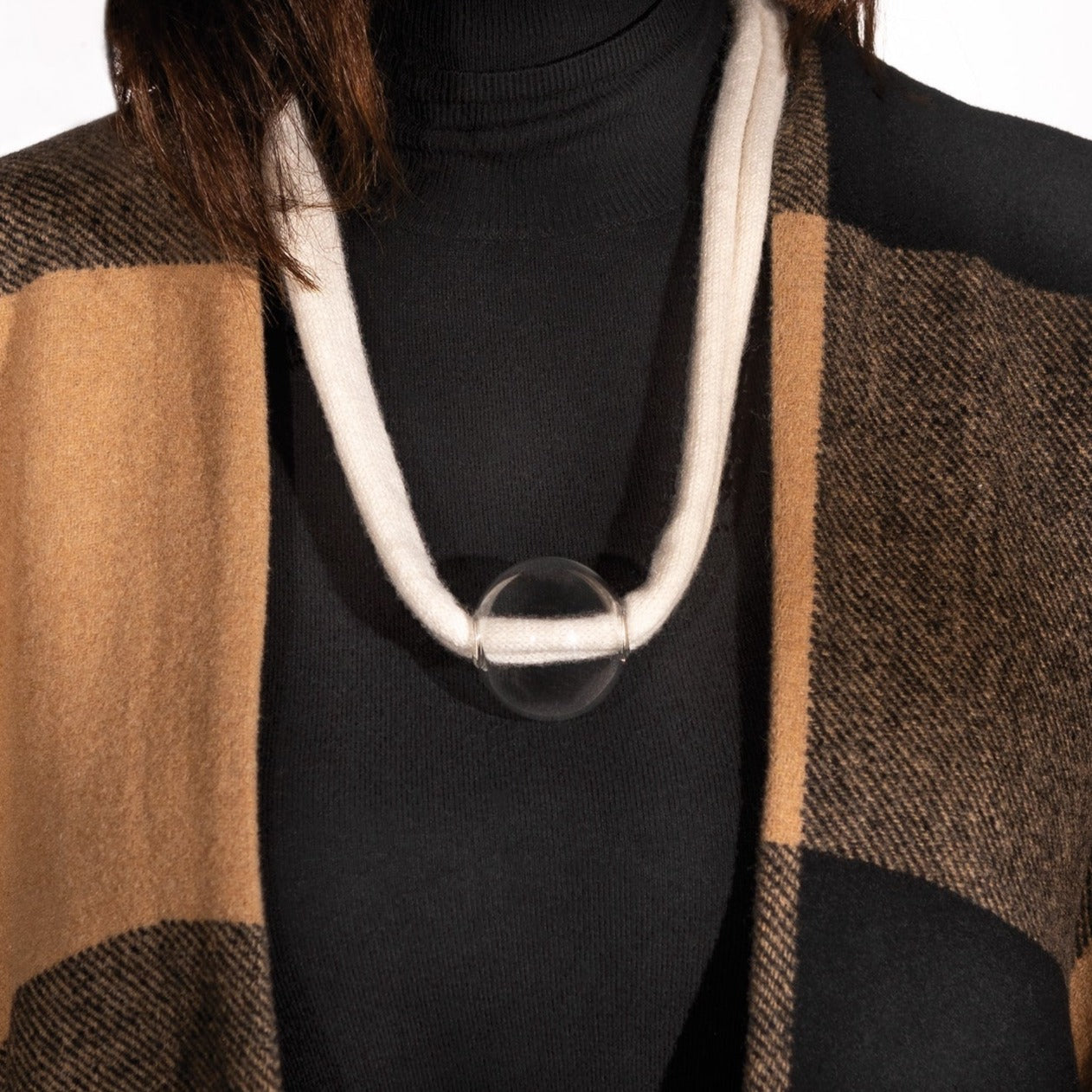 Collana con ciondolo a sfera in vetro trasparente Collana con ciondolo a sfera in vetro trasparente