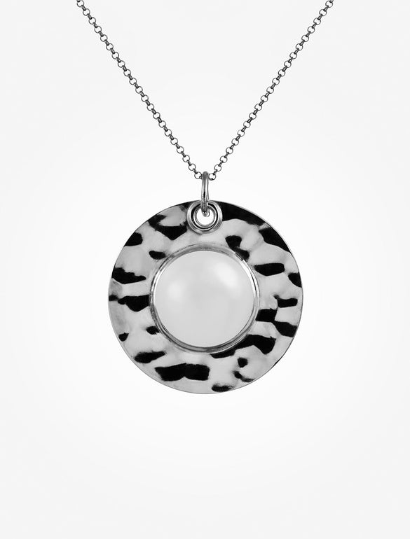 Collana con ciondolo rotondo bianco