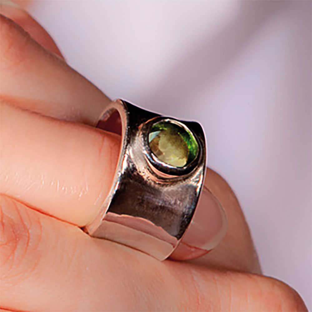 Olimpia, anello a fascia in vetro e argento naturale