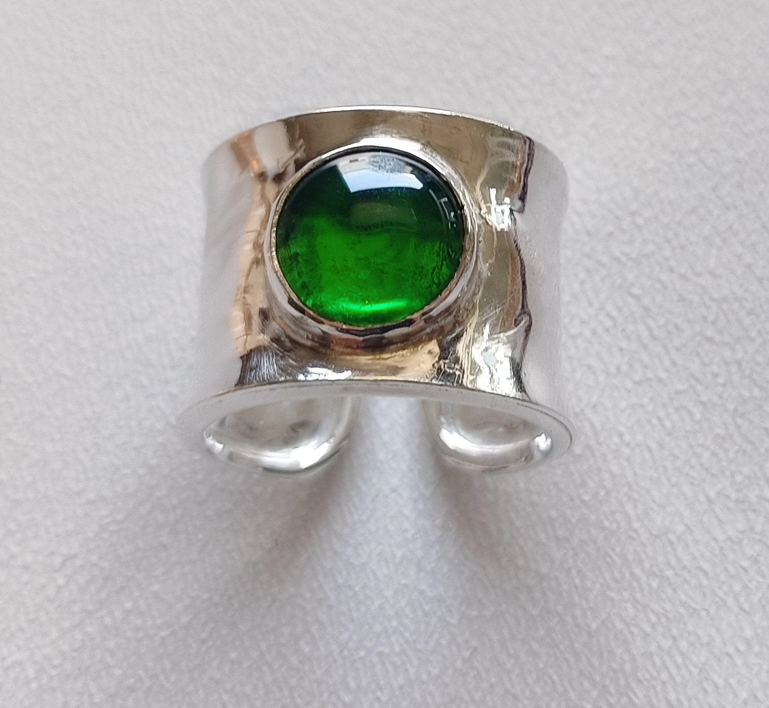 Olimpia, anello a fascia in vetro e argento naturale